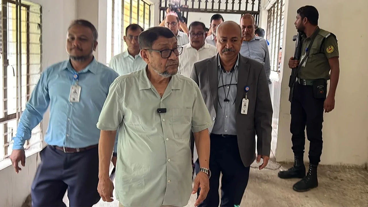 ভেদরগঞ্জে স্বাস্থ্যমন্ত্রীর আকস্মিক অভিযান, অনিয়মে দুই ক্লিনিক বন্ধ