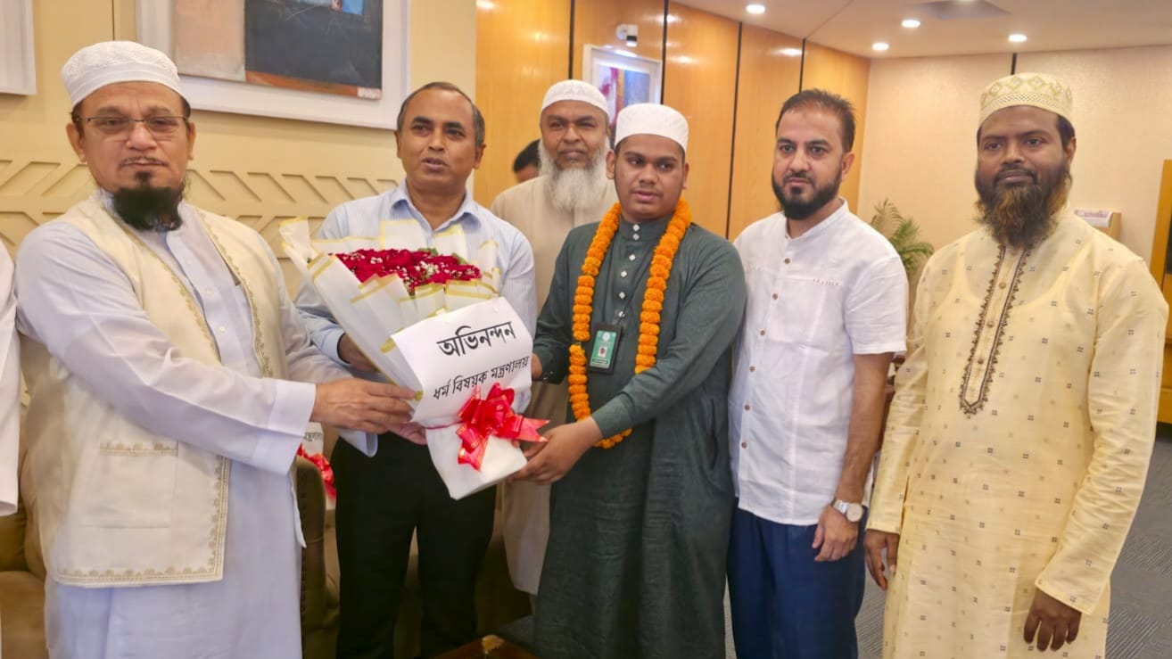 সৌদি আরবে কোরআন প্রতিযোগিতায় বিজয়ী চার হাফেজকে বিমানবন্দরে অভ্যর্থনা