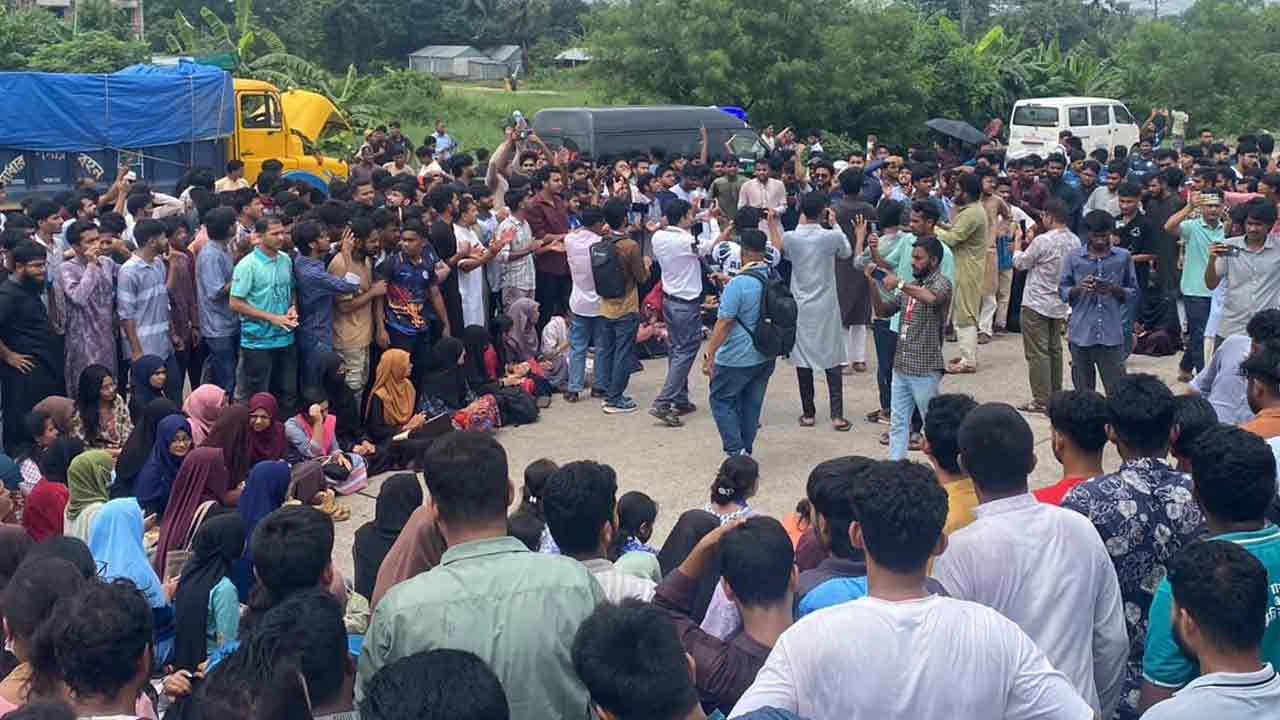 অপ্রতীম হত্যার বিচার দাবিতে ঢাকা-চট্টগ্রাম মহাসড়ক অবরোধ