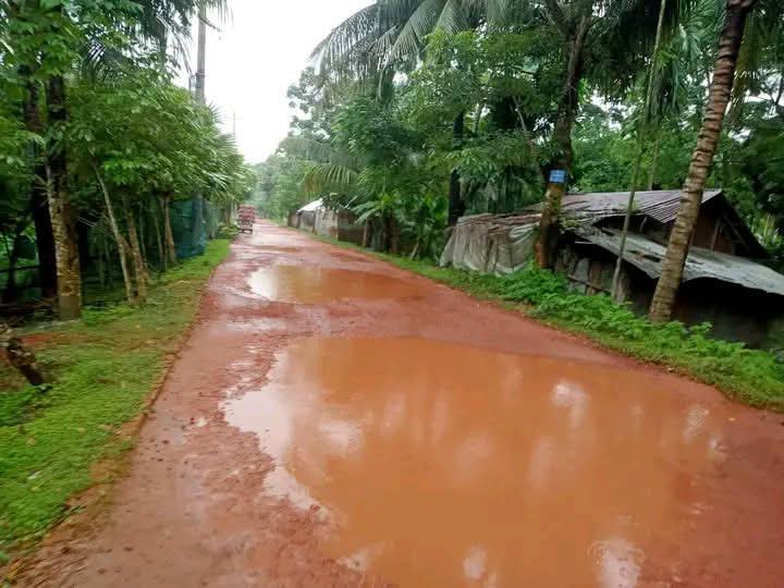 মঠবাড়িয়ায় ১২ কোটি টাকার সড়ক সংস্কার কাজ বন্ধ, চরম জনদুর্ভোগ