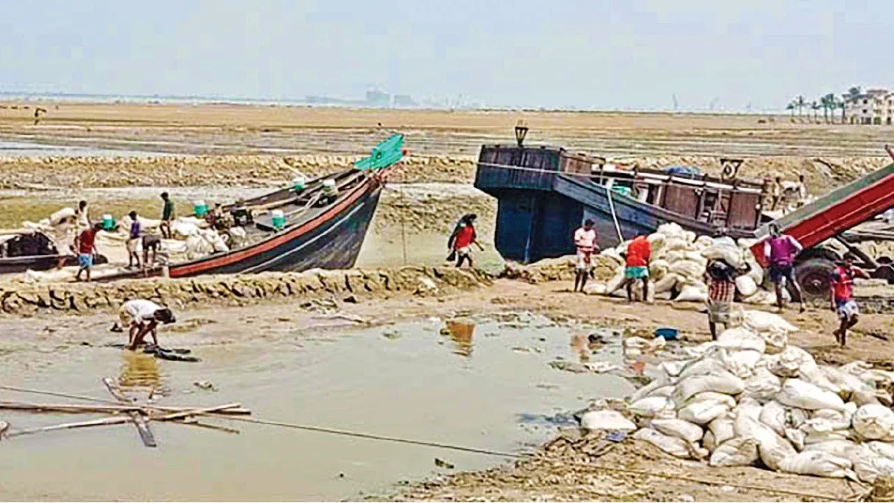 Salt workers in Kutubdia not getting fair wages despite backbreaking labor