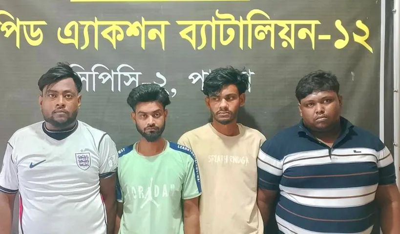 পাবনায় র‍্যাবের অভিযানে অস্ত্র-গুলিসহ আটক ৪