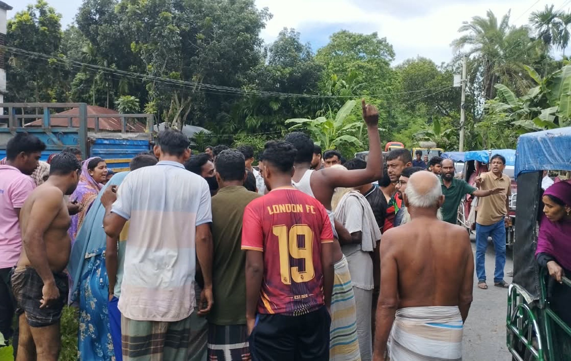 চাটমোহরে ট্রলির সঙ্গে মুখোমুখি সংঘর্ষে অটোভ্যান চালকের মৃত্যু