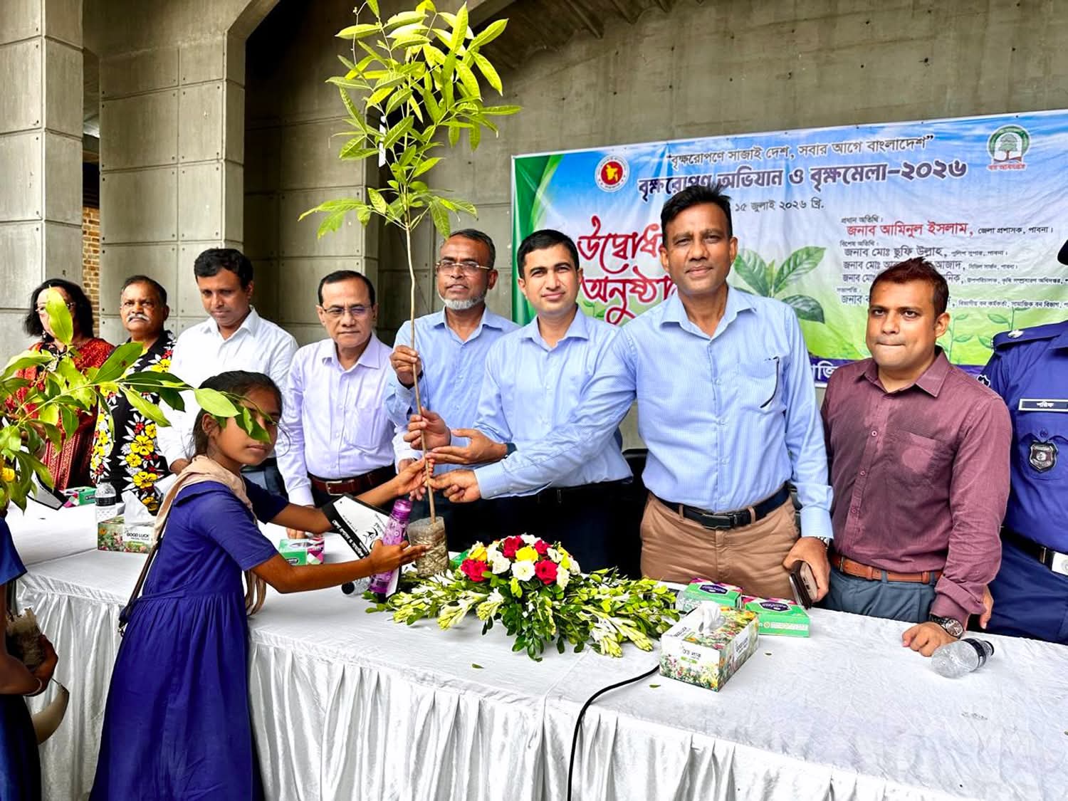 পাবনায় শুরু হলো ৭ দিনব্যাপী বৃক্ষমেলা, শিশুদের মাঝে বিতরণ করা হলো গাছের চারা