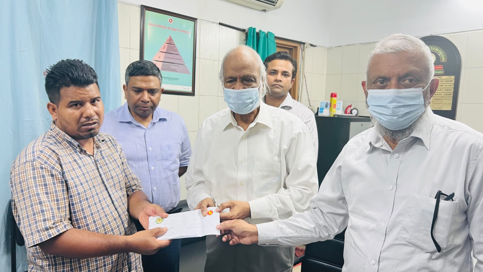 আশুলিয়া অগ্নিকাণ্ডে হতাহতদের পাশে সরকার: হাসপাতালে এলজিআরডি মন্ত্রী