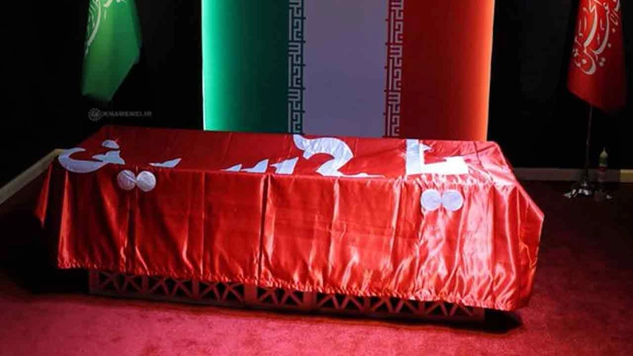 ইমাম রেজার মাজারের লাল পতাকায় মোড়ানো খামেনির কফিন